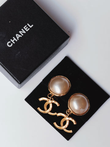 vintage CHANEL pearl earrings | ON SLOWNESS