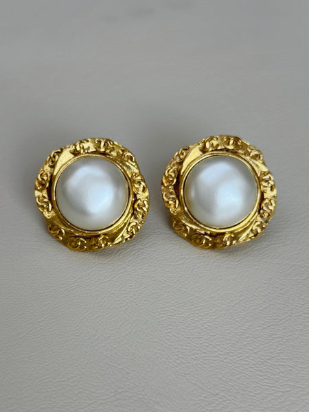 CHANEL Golden Flower Frame and Pearl Earrings