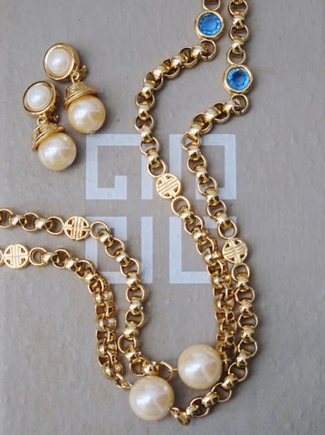Givenchy logo with pearls long chain necklace (Vintage)