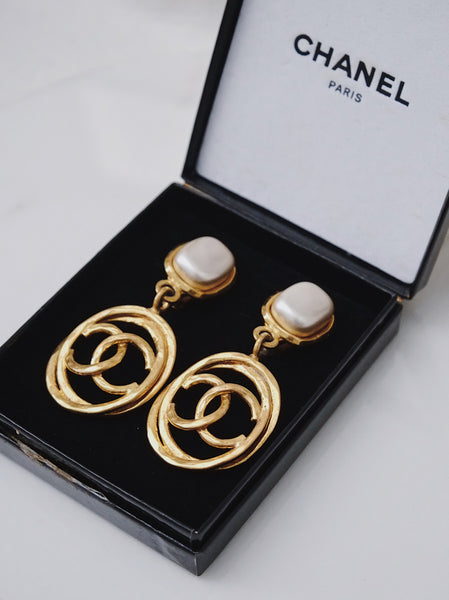 CHANEL XL glass pearls dangling earrings (vintage)