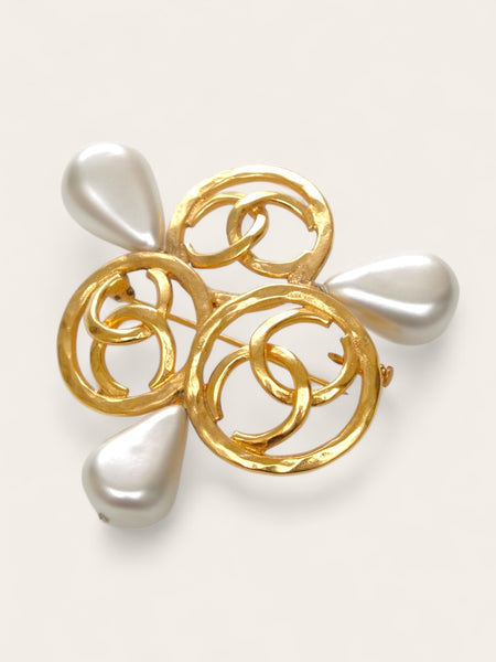 CHANEL Triple Interlocking CC Brooch with Glass Pearl Drops (vintage)