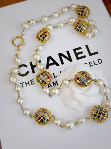 Vintage Chanel cage sautoir necklace with glass pearls and gripoix glasses | on slowness