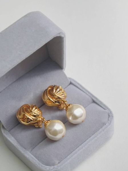 Sonia Rykiel golden swirling knot pearl drops earrings (Vintage) | on slowness