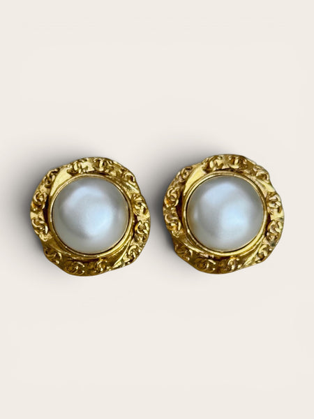CHANEL Golden Flower Frame and Pearl Earrings