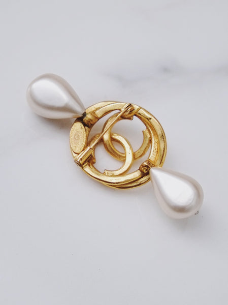 CHANEL Interlocking CC Brooch with Glass Pearl Drops (vintage)
