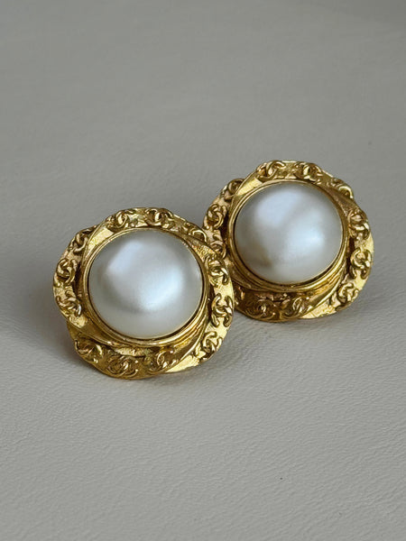 CHANEL Golden Flower Frame and Pearl Earrings