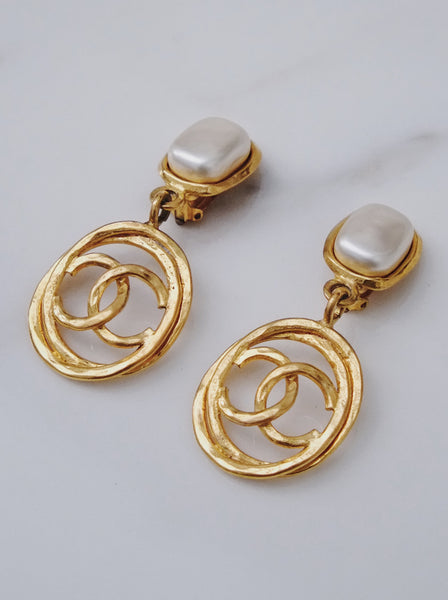 CHANEL XL glass pearls dangling earrings (vintage)
