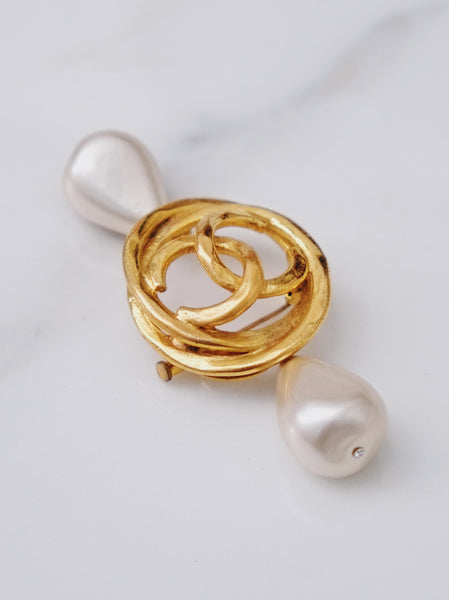 CHANEL Interlocking CC Brooch with Glass Pearl Drops (vintage)