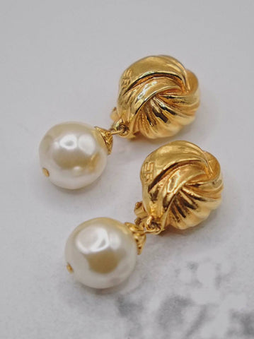 Sonia Rykiel golden swirling knot pearl drops earrings (Vintage) | on slowness