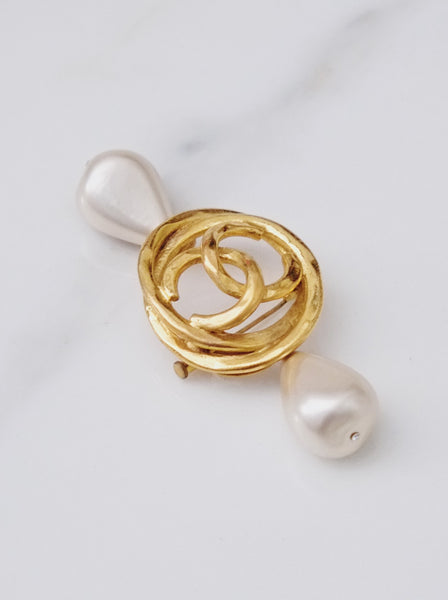 CHANEL Interlocking CC Brooch with Glass Pearl Drops (vintage)