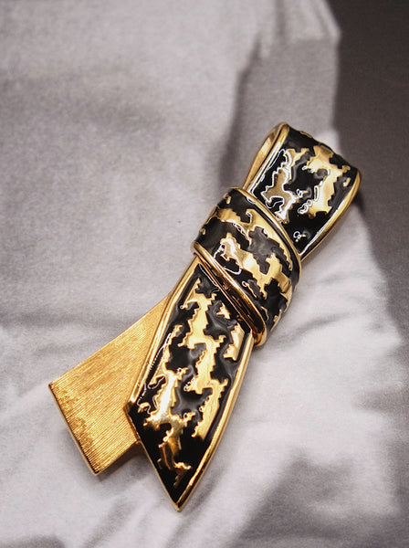 Vintage Christian Dior raffia bow houndstooth brooch | ON SLOWNESS