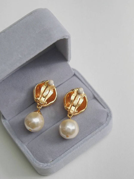 Sonia Rykiel golden swirling knot pearl drops earrings (Vintage) | on slowness