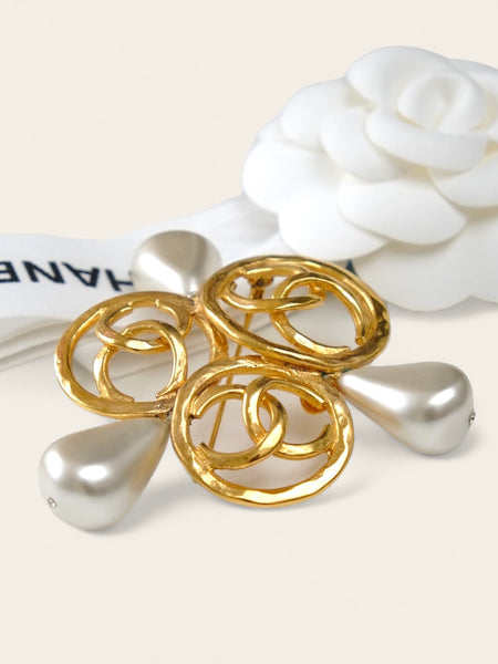 CHANEL Triple Interlocking CC Brooch with Glass Pearl Drops (vintage)