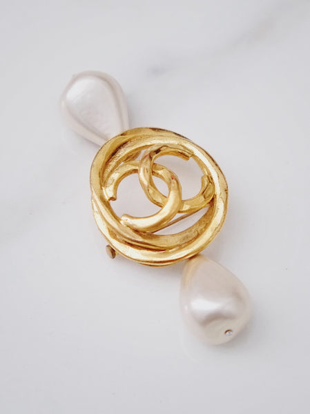 CHANEL Interlocking CC Brooch with Glass Pearl Drops (vintage)