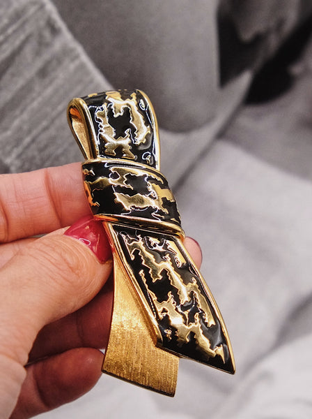 Vintage Christian Dior raffia bow houndstooth brooch | ON SLOWNESS