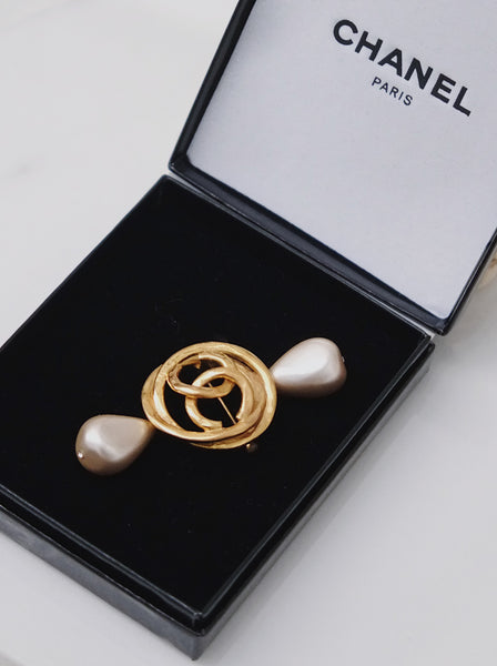 CHANEL Interlocking CC Brooch with Glass Pearl Drops (vintage)