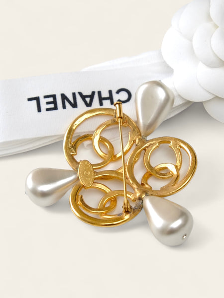 CHANEL Triple Interlocking CC Brooch with Glass Pearl Drops (vintage)