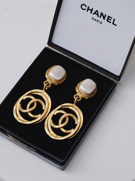 CHANEL XL glass pearls dangling earrings (vintage)