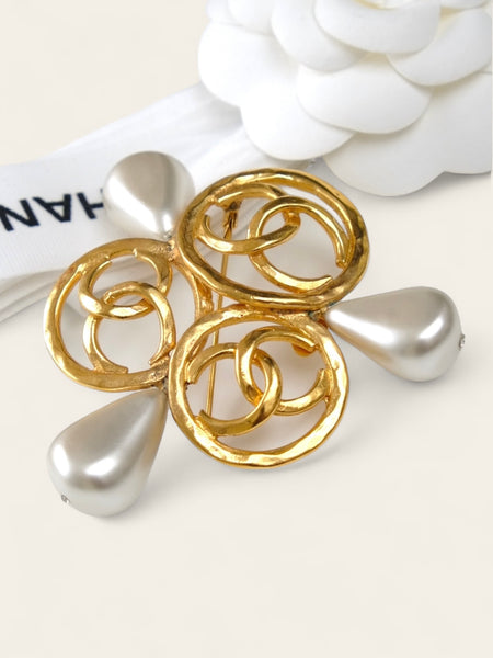 CHANEL Triple Interlocking CC Brooch with Glass Pearl Drops (vintage)