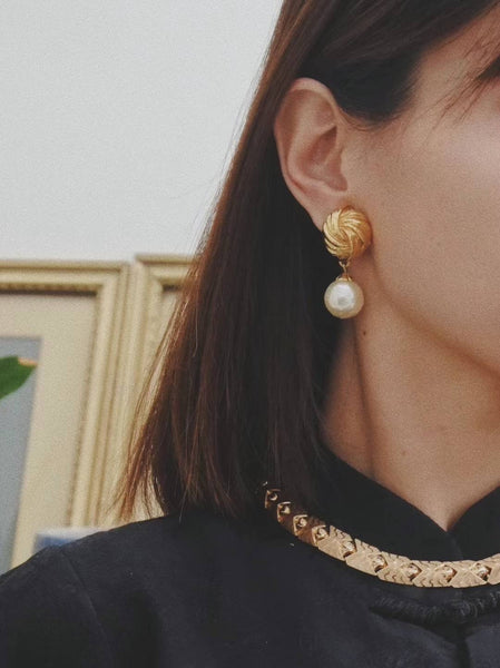 Sonia Rykiel golden swirling knot pearl drops earrings (Vintage) | on slowness