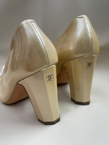 Chanel yellow patent leather with camellia flowers high heel (Vintage)