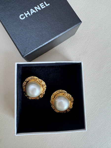 CHANEL Golden Flower Frame and Pearl Earrings