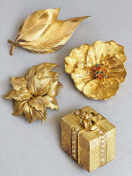 Pre-owned vintage Christian Dior gift box brooch | ON SLOWNESS