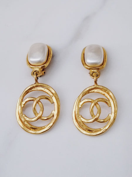 Vintage CHANEL glass pearls XL dangling earrings | ON SLOWNESS
