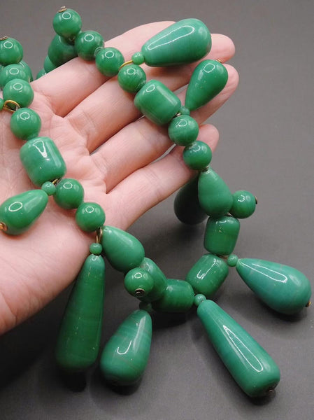 Old glass jade-look statement necklace (vintage) | on slowness