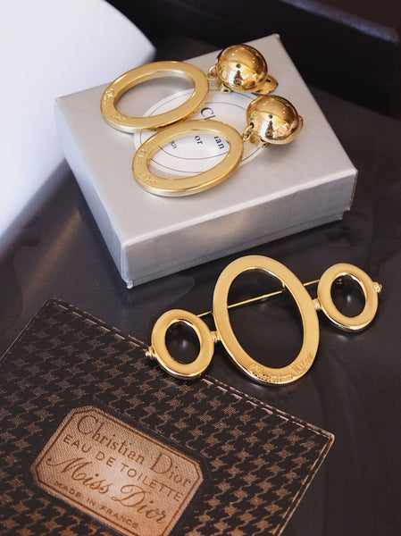 Vintage Christian Dior brooch golden hoops | on slowness