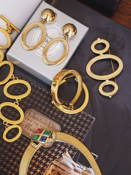 Vintage Christian Dior brooch golden hoops | on slowness