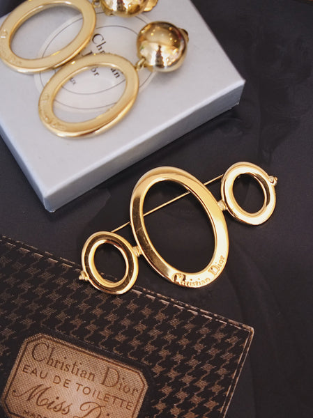 Vintage Christian Dior brooch golden hoops | on slowness