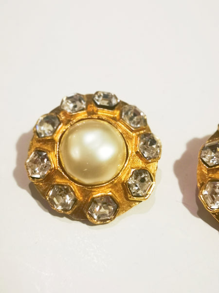 CHANEL faux pearl rhinestones clip on earrings (vintage)