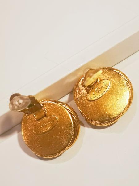 CHANEL faux pearl clip on earrings (vintage)