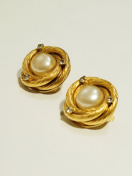 CHANEL faux pearl clip on earrings (vintage)