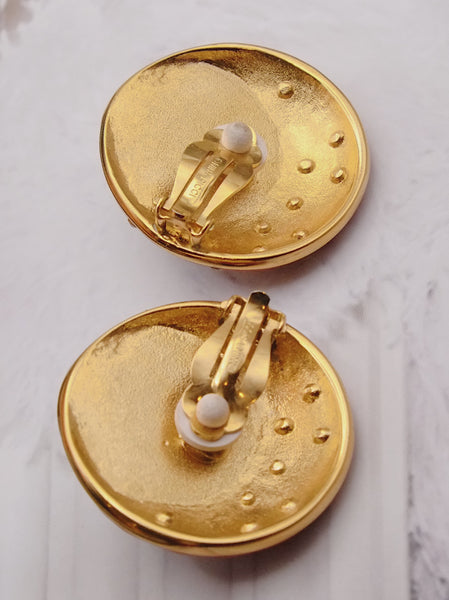 Nina Ricci couture ladybug enamel large clip on earrings (vintage) | on slownessVintage Nina Ricci couture ladybug enamel large clip on earrings | on slowness