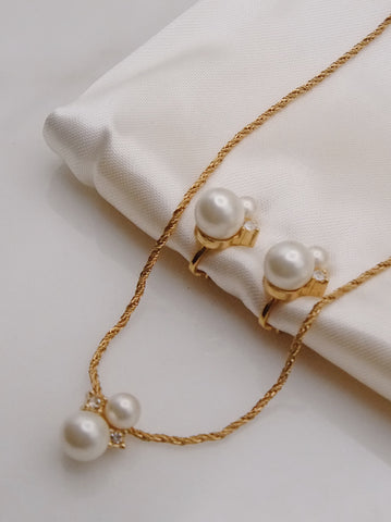 Pre-owned vintage Christian Dior faux pearls necklace and clip on earrings | on slowness