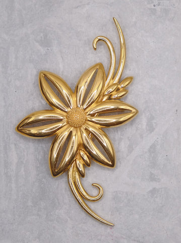 Monet golden flower brooch (vintage)