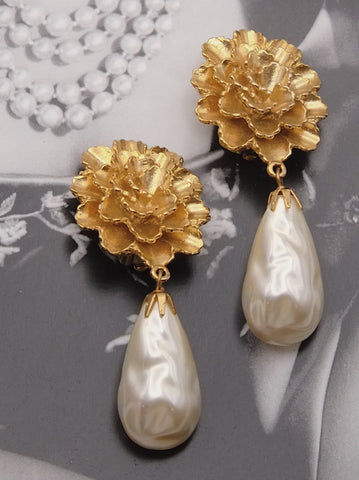 Vintage statement golden flower baroque pearls drop earrings | on slowness