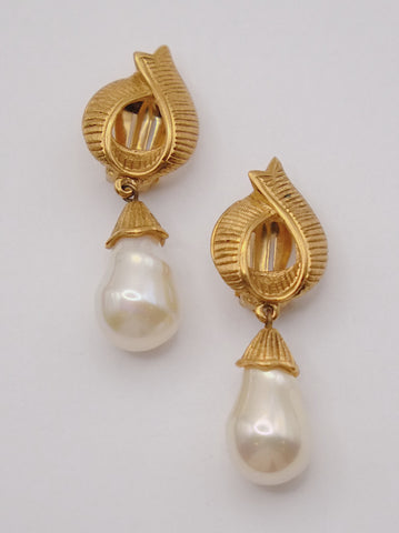 Vintage YSL Yves Saint Laurent pearl earrings | on slowness